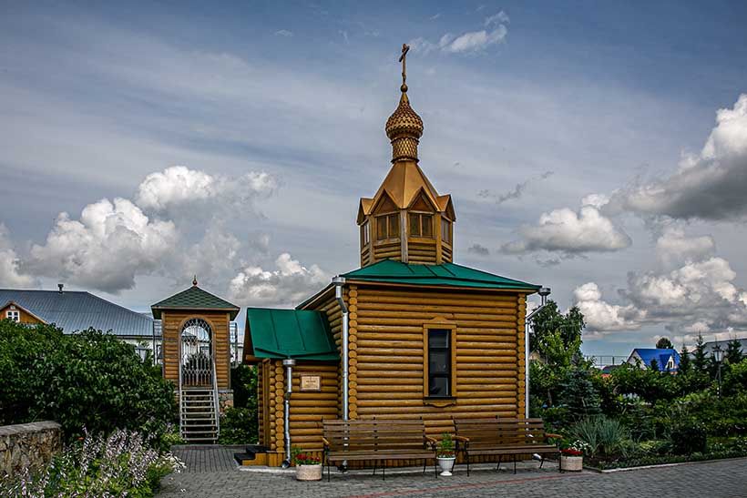 водосвятная часовня при храме Александра Невского в Колывани
